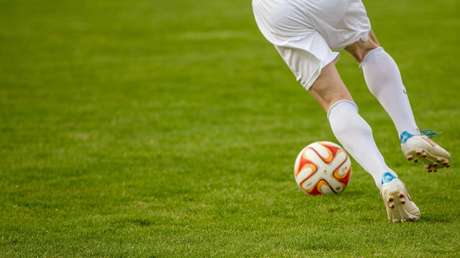 VIDEO: Un futbolista inglés sufre una escalofriante lesión durante un partido