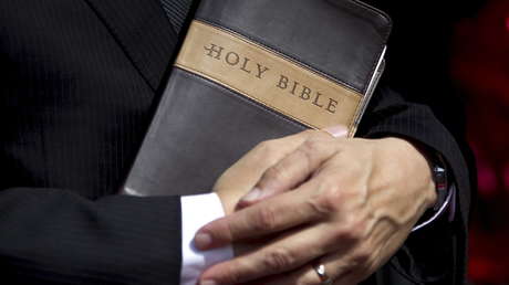 Un expastor autor de un 'best seller' sobre las relaciones románticas para cristianos anuncia su divorcio y haber perdido la fe