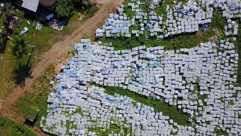 FOTOS, VIDEO: Miles de botellas de agua para víctimas del huracán María en Puerto Rico fueron abandonadas en un campo