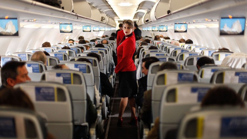 VIDEO: Una azafata se mete en el compartimiento de equipajes de un avión para hacer reír a los pasajeros