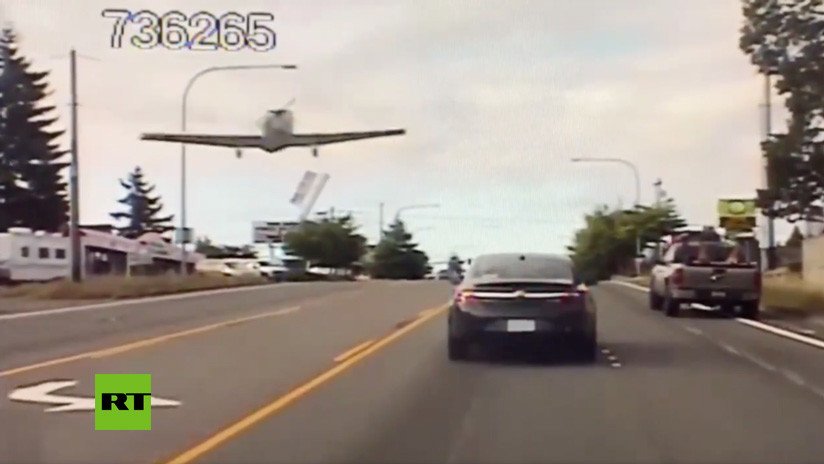 VIDEO: Avión ligero aterriza de emergencia en medio de una avenida en EE.UU.