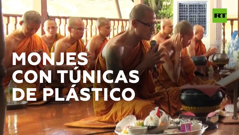 Monjes tailandeses se visten con túnicas de plástico reciclado