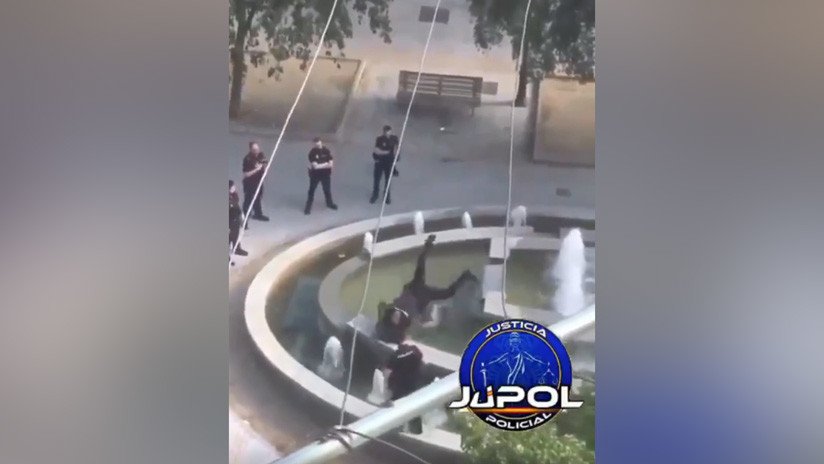 VIDEO: Sorprendente detención de un hombre que amenazaba con un machete en una fuente de Madrid