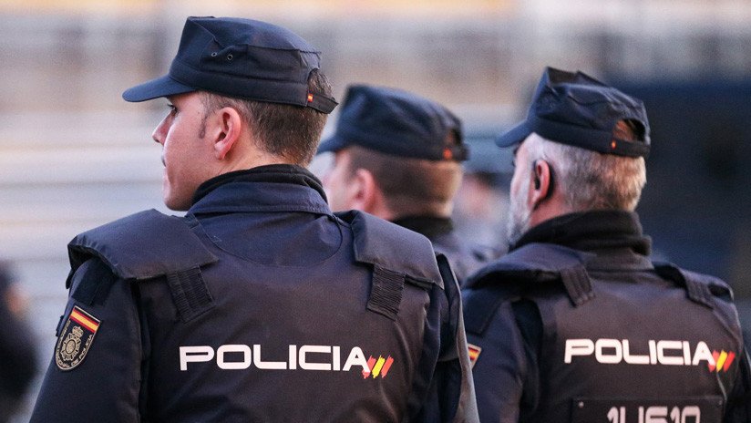 Un hombre amenaza con degollar a su compañero de piso en el balcón de un hotel en el sur de España