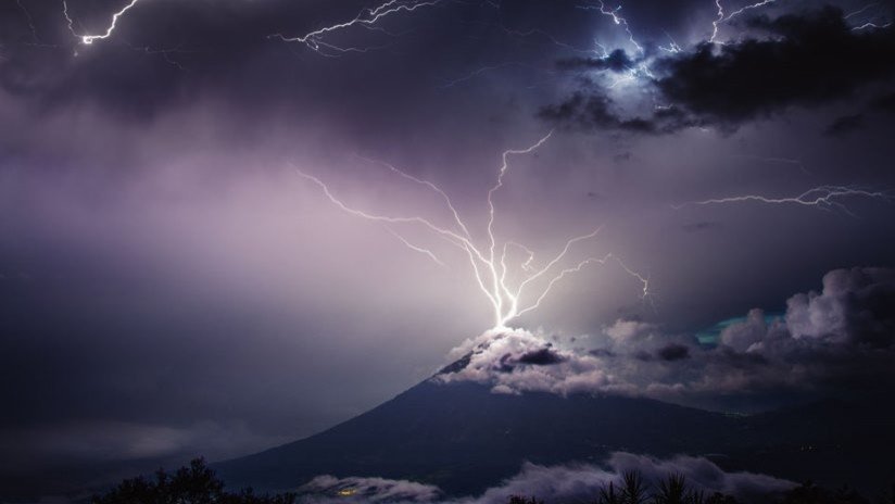 VIDEO, FOTOS: Una tormenta eléctrica genera un verdadero espectáculo de fuegos artificiales en la cima del volcán de Agua en Guatemala