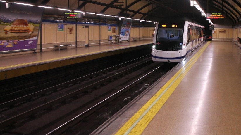 Arrestan a un hombre que empujó a un desconocido a los rieles del metro de Madrid y quedó captado por las cámaras