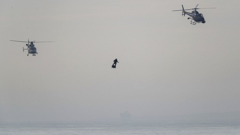 VIDEO: El 'soldado volador' francés logra cruzar el canal de la Mancha en 20 minutos
