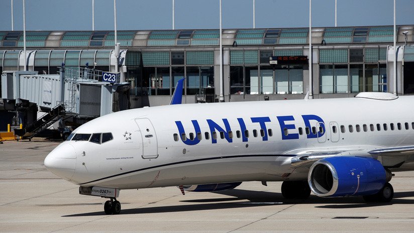Detienen a dos pilotos ebrios de United Airlines antes de subir al avión