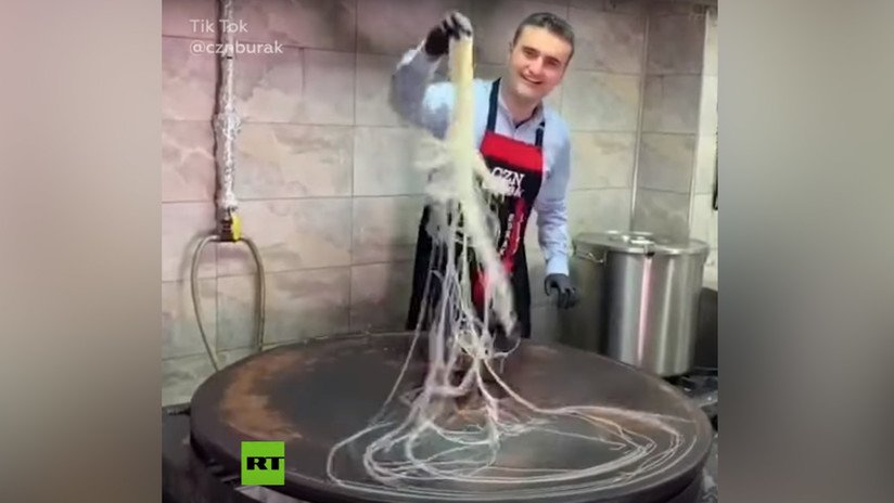 VIDEO: Un chef turco hace 'magia' culinaria sin perder la sonrisa