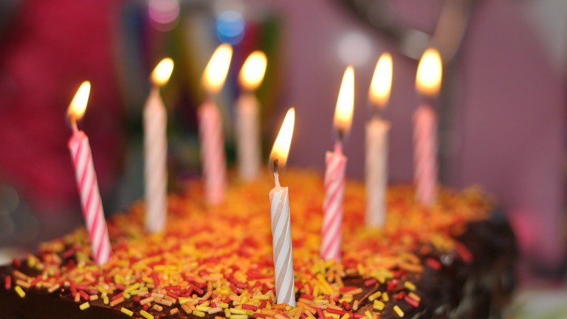 VIDEO: 'Corta' de un balazo su pastel de cumpleaños en la India