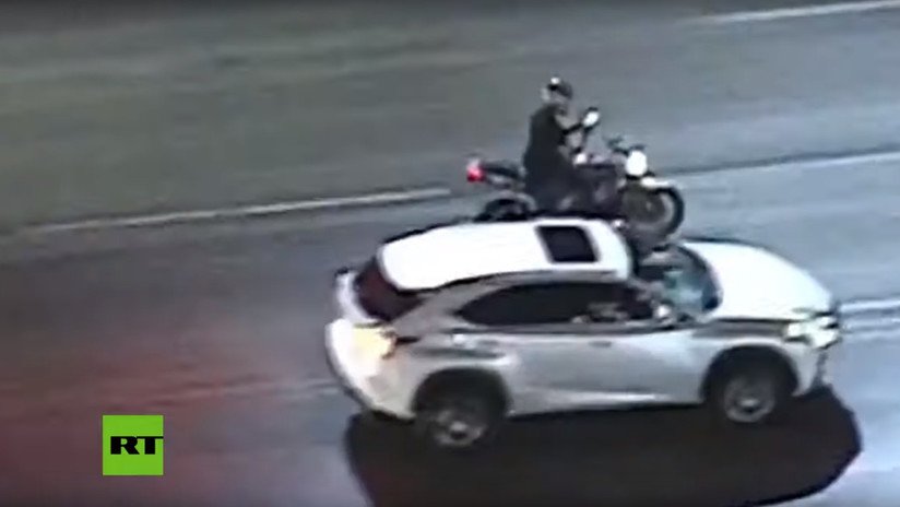 VIDEO: Motorista saca su teléfono en plena persecución policial a casi 200 kilómetros por hora