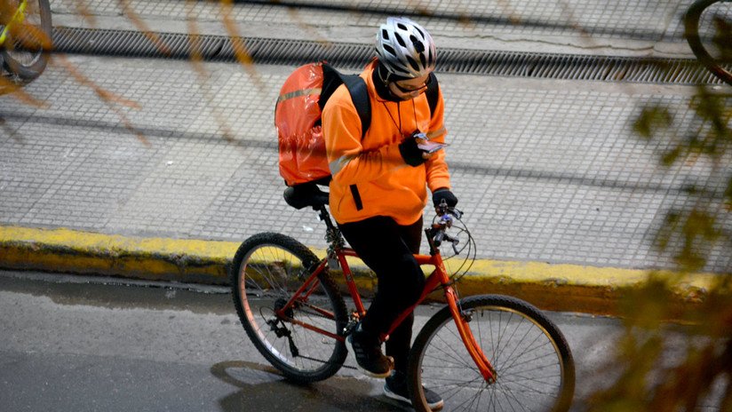 Por qué los repartidores de aplicaciones móviles en Buenos Aires se volvieron "clandestinos" y ahora los detiene la policía