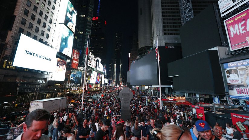 Nueva York: Multitud huye presa del pánico de Times Square al confundir el sonido de una moto con un tiroteo (VIDEO)