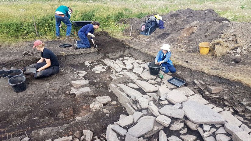 Descubren una 'sala de bebida' que pudo ser utilizada por un jefe vikingo hace más de 800 años (FOTOS)