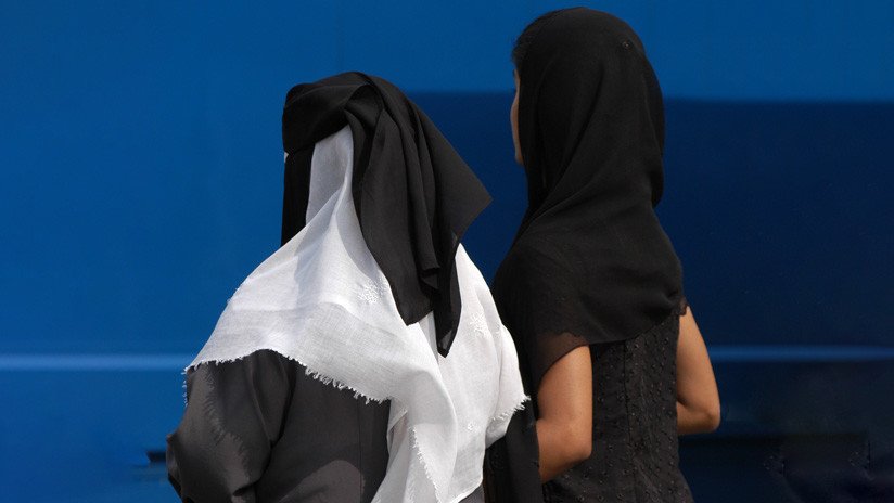 VIDEO: Así reacciona una mujer cuando la detienen por ocultar productos bajo su vestimenta musulmana