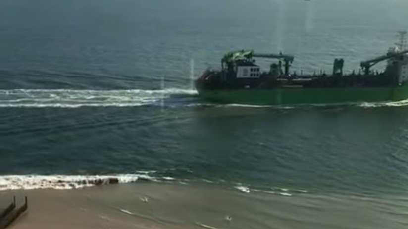 VIDEO: Un barco genera una gran ola y obliga a turistas a huir de una playa