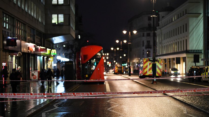 Policía pierde parte del cuero cabelludo tras ser atacado con un machete en Londres (VIDEO)