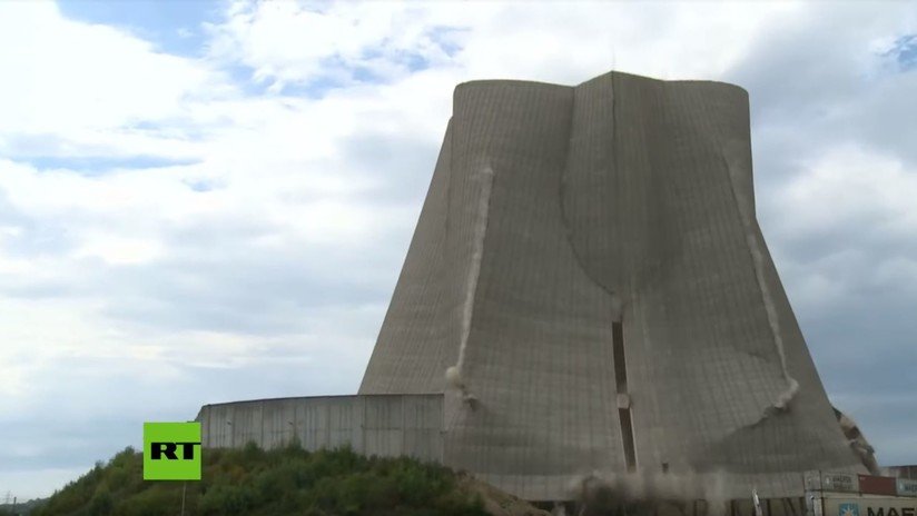 VIDEO: Demuelen la torre de enfriamiento de una central nuclear en Alemania