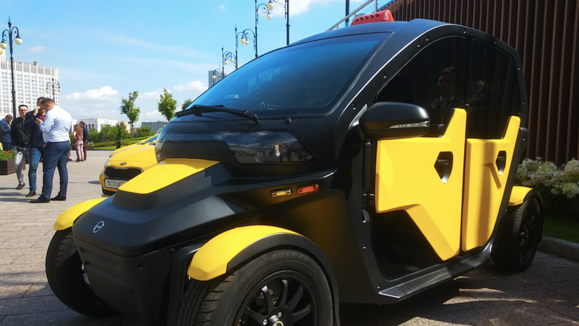 VIDEO: Kaláshnikov presenta un automóvil eléctrico para servicios de taxi y alquiler de vehículos