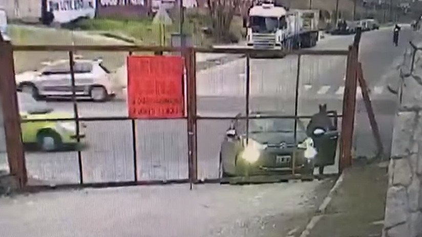 Argentina: Un hombre se baja a abrir un portón y le roban el auto en segundos a sus espaldas (VIDEO)