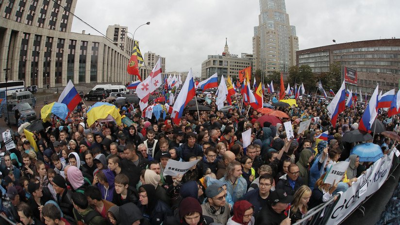 Miles de personas asisten a una manifestación opositora en Moscú
