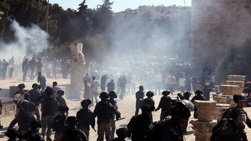 VIDEO: La Policía lanza gases lacrimógenos en enfrentamientos con fieles musulmanes en Jerusalén