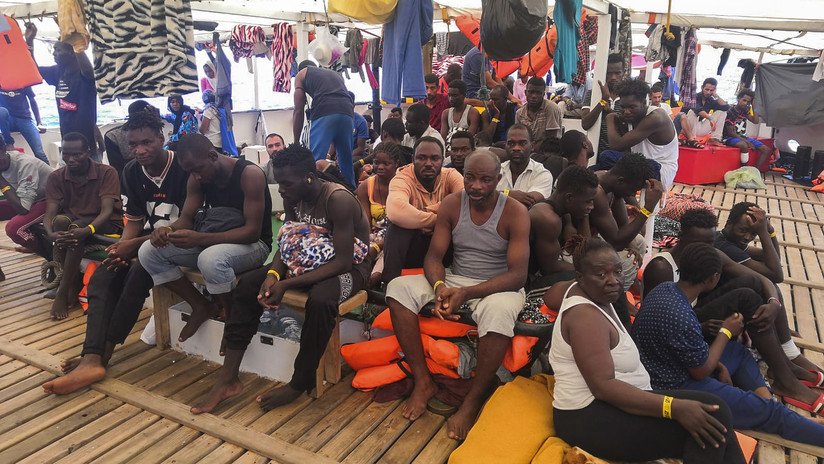 Un barco de rescate con 160 migrantes lleva diez días en alta mar y ningún puerto quiere acogerlo