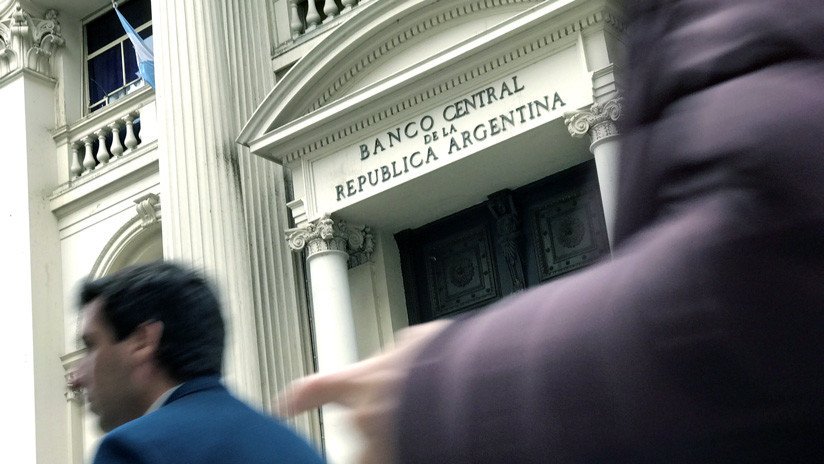 El Banco Central de Argentina sube la tasa de interés hasta el 74% anual tras la fuerte devaluación del peso