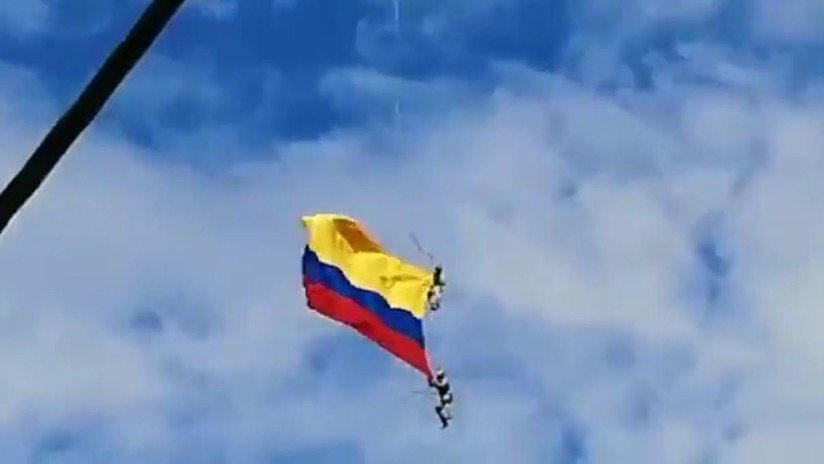 VIDEO: Captan el momento de la trágica caída de dos militares en Colombia que pendían de un helicóptero en un desfile
