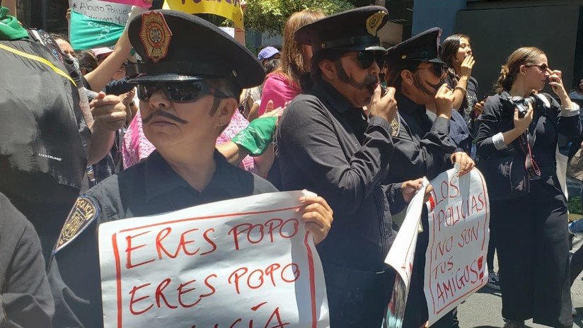 "No nos cuidan, nos violan": mujeres protestan en Ciudad de México por la menor violada por cuatro policías (FOTOS, VIDEOS)