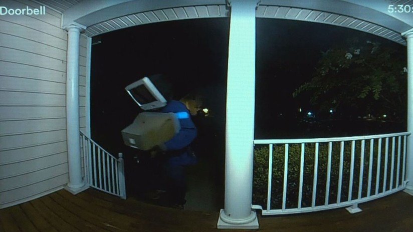 VIDEO: El misterioso hombre 'cabeza-tele' deja regalos en puertas de casas en EE.UU. en plena noche