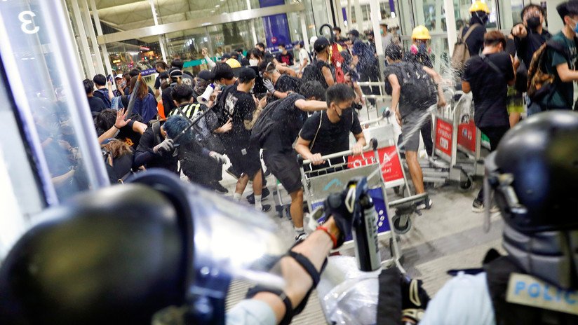 VIDEO: Choques entre la Policía y manifestantes provocan el caos en el aeropuerto de Hong Kong