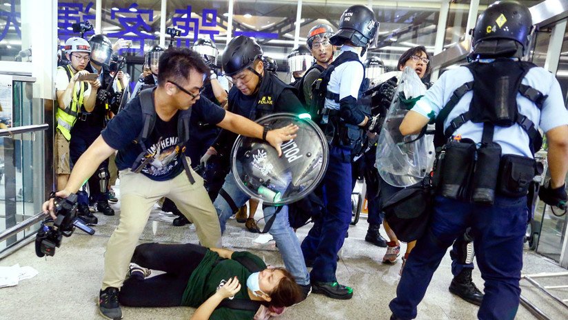 Duros choques entre los manifestantes y la Policía en el aeropuerto de Hong Kong