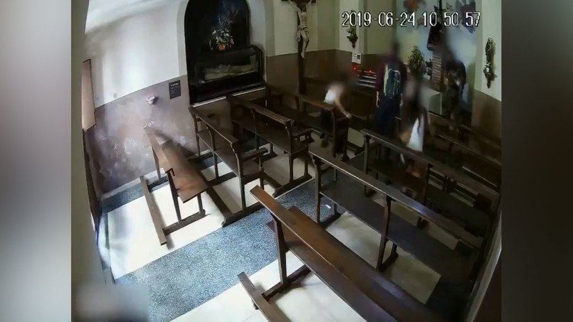 VIDEO: Jóvenes roban un cristo de "valor histórico" a plena luz del día de una capilla en Barcelona