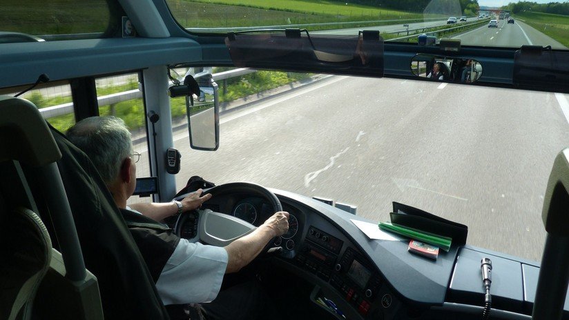 VIDEO: Captan a un conductor leyendo al volante de un autobús lleno de turistas