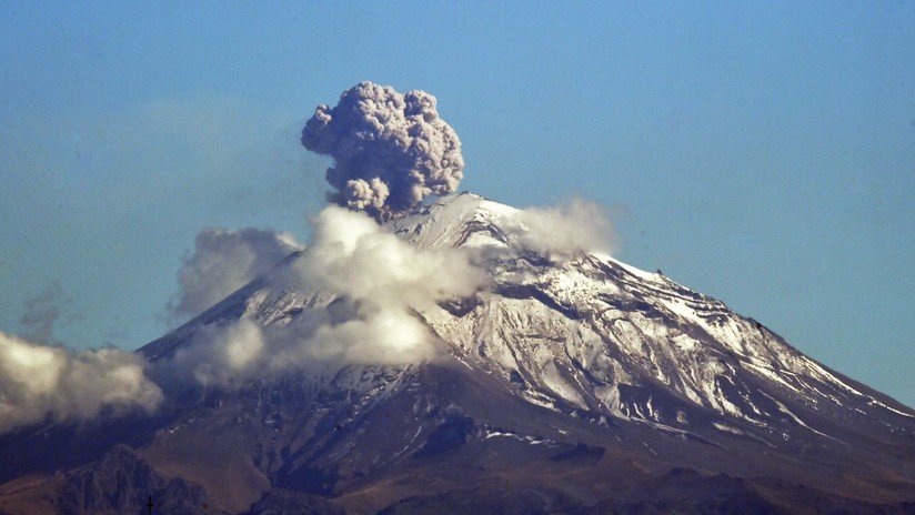 VIDEOS: Alpinistas ascienden el cráter del volcán Popocatépetl en medio de una gran fumarola