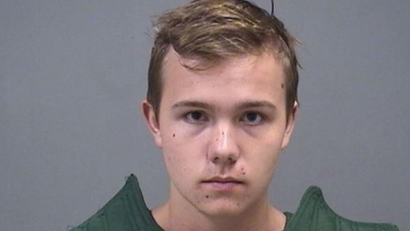 Arrestan a un joven que expresó apoyo a los tiroteos masivos y tenía 15 rifles en su casa en EE.UU.