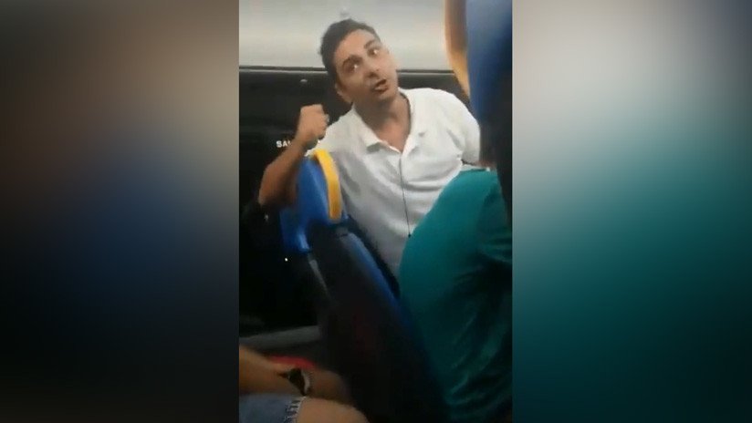 "¡No te equivoques, que te pego un cabezazo!": un hombre insulta y amenaza a pareja homosexual en un autobús en España (VIDEO)
