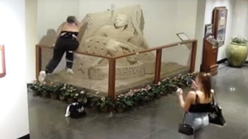 VIDEO: Una adolescente destruye una escultura de arena en un hotel de Hawái
