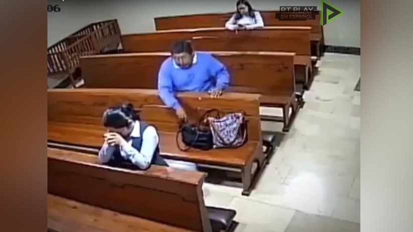 VIDEO: Un ladrón roba a una mujer en una iglesia de Ecuador mientras reza y sale del templo persignándose