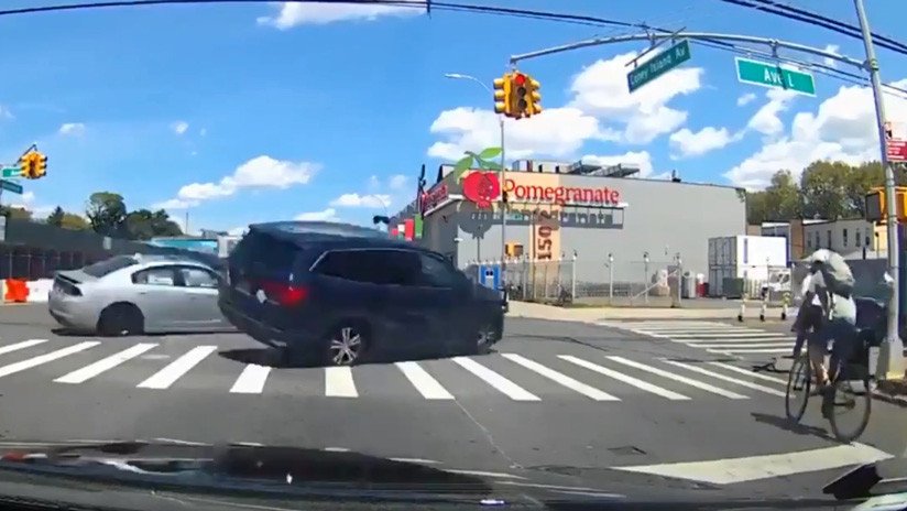VIDEO: Un ciclista español muere tras ser embestido por un vehículo fuera de control en un cruce en Nueva York