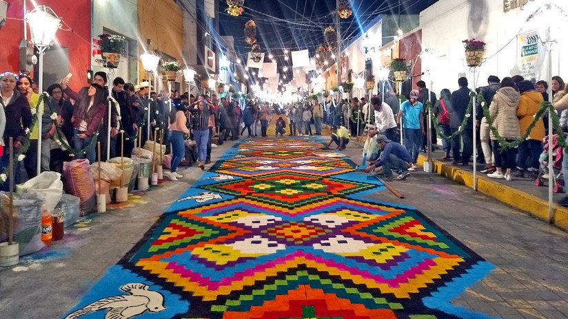 'La noche que nadie duerme', la fiesta en que un poblado mexicano convierte las calles en tapetes de flores