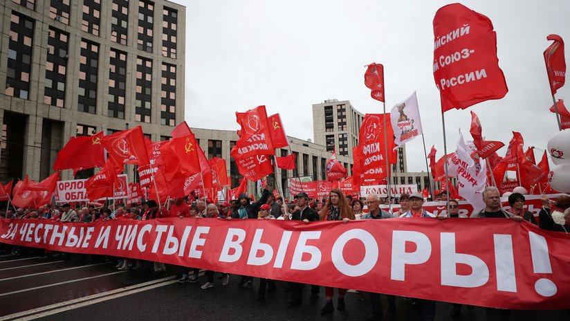 Miles de personas participan en una manifestación en Moscú pidiendo elecciones locales limpias