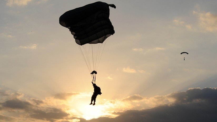 Muere un paracaidista militar tras chocar a gran velocidad contra un techo en Perú