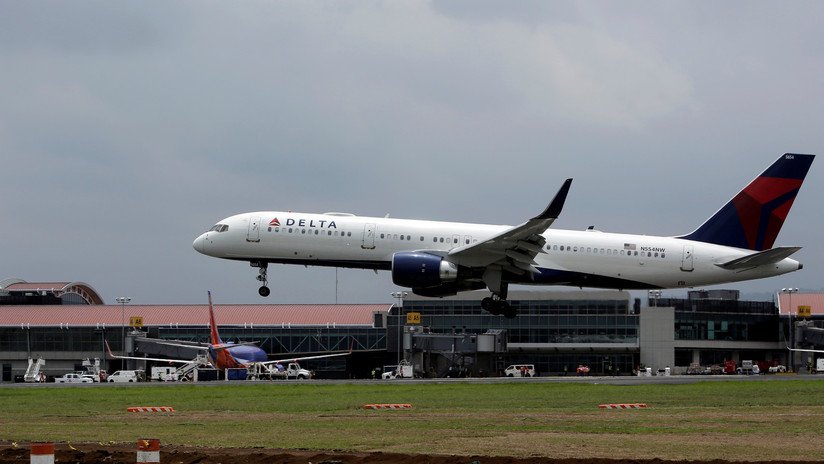 FOTOS: Un avión de Delta Airlines sufre daños en el fuselaje durante un aterrizaje forzoso en una isla portuguesa