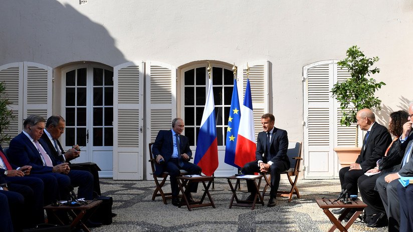 VIDEO: Putin agradece a Macron por cederle un sitio con sombra a la delegación rusa