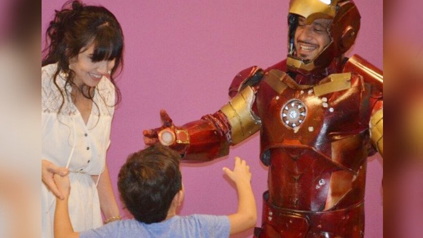 La asombrosa historia del 'Iron Man' argentino que recorre hospitales para ayudar a los niños