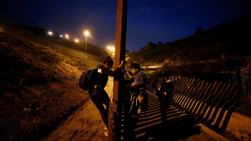 Arrestan a dos migrantes cuando intentaban volver a México a través del muro de EE.UU. (VIDEO)