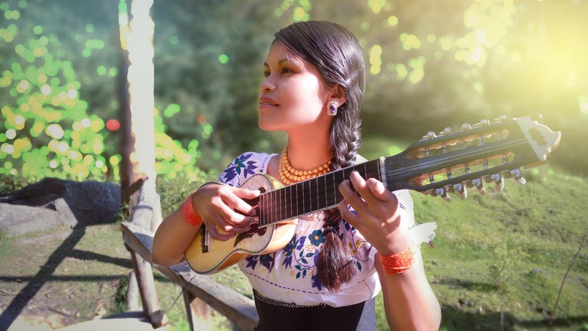 La joven kichwa que venció al racismo para ser cantante de jazz (y lo fusiona con ritmos andinos)