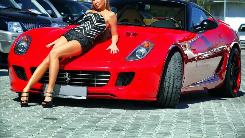 Ibiza: Buscan al conductor que llevaba a una mujer desnuda sobre su Ferrari (FOTOS)